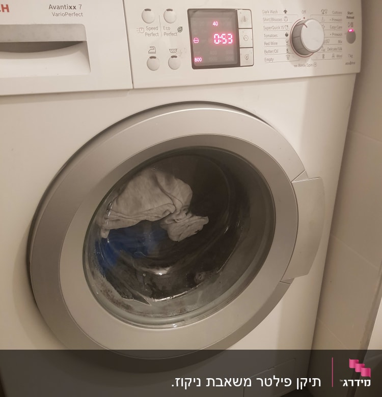 מכונת כביסה עם תצוגה דיגיטלית ופאנל שליטה